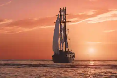 Santorini: Volcano and Hot Springs Sunset Dinner Cruise