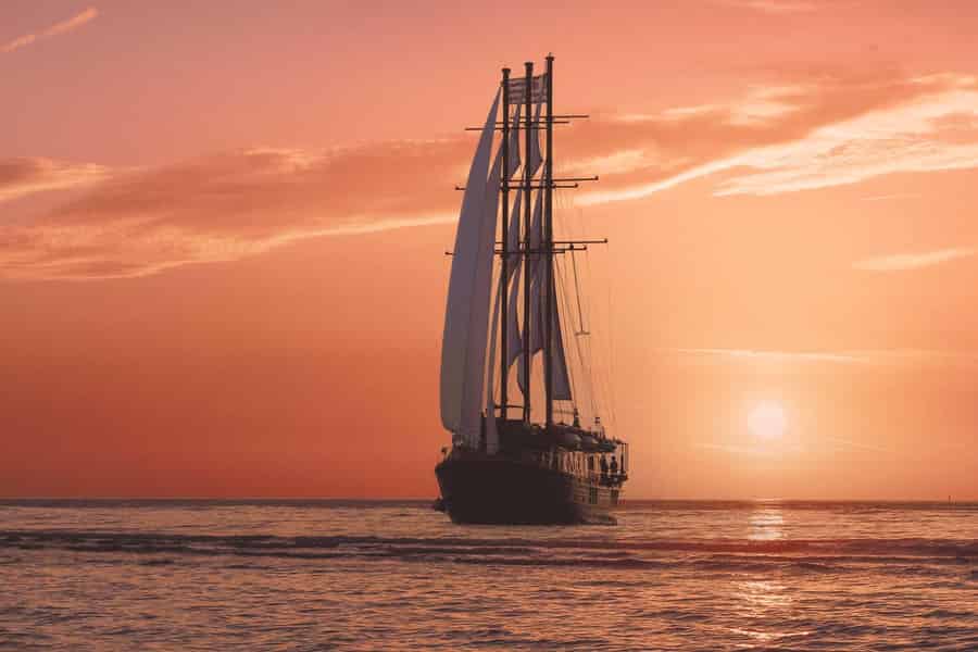 Santorin: Vulkan und heiße Quellen Sonnenuntergang Dinner Cruise. Foto: GetYourGuide