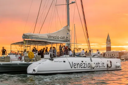 Venedig: Katamaran-Bootsfahrt bei Sonnenuntergang mit Jazz und Aperitivo