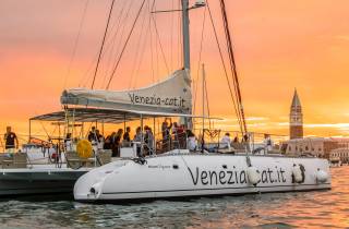 Venedig: Katamaran-Bootsfahrt bei Sonnenuntergang mit Jazz und Aperitivo