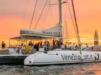 Venezia: Crociera jazz al tramonto in catamarano con aperitivo
