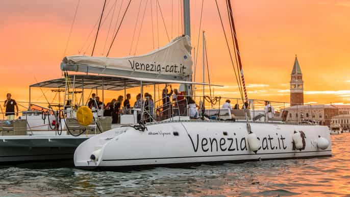 Venice: Catamaran Sunset Jazz Cruise with Aperitivo