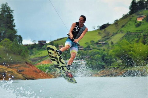 Guatapé: Wakeboarding and Wakesurfing Experience