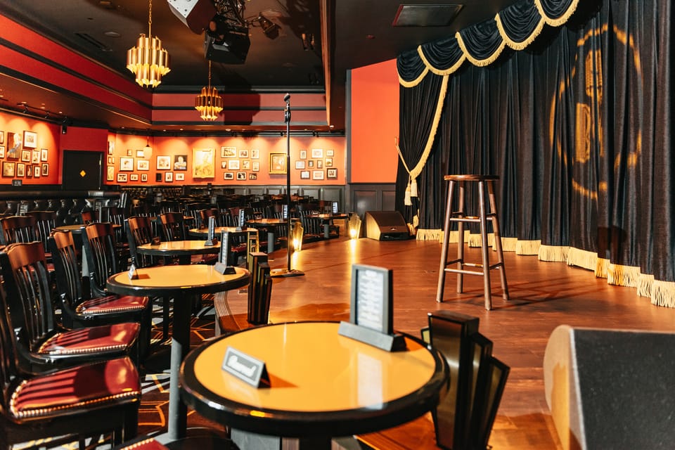 Las Vegas Strip: Brad Garretts Comedy Club på MGM Grand | GetYourGuide