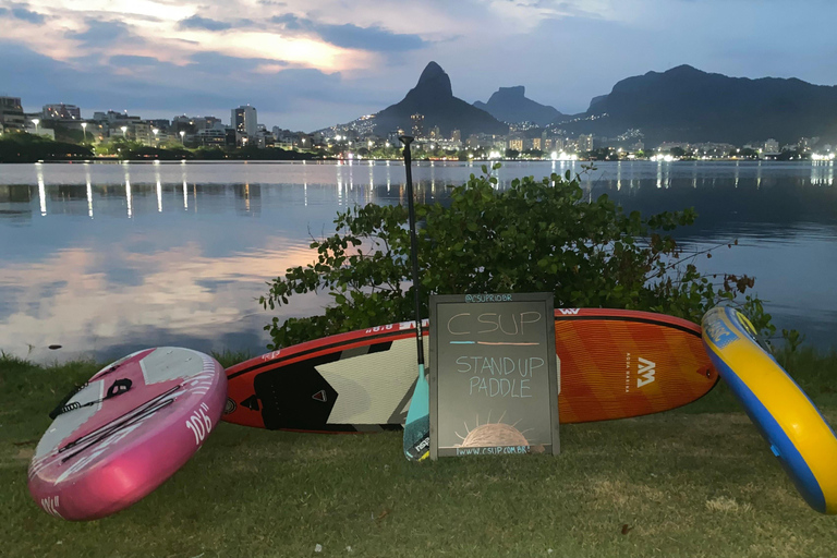 Rio : SUP Paddleboarding avec transfert en VW Kombi TransporterSUP Paddling au point de rencontre de Lagoa pendant 1,5 heures