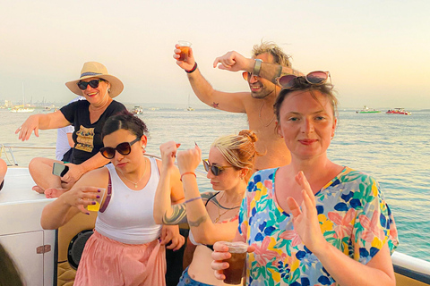 Cartagena: Sunset in boat in the bay with music and liquor