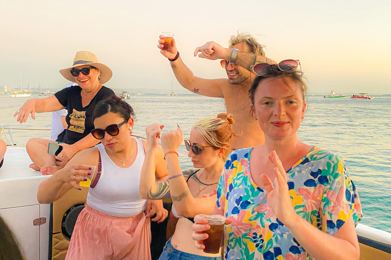 Cartagena: Atardecer en barco en la bahía con música y licor