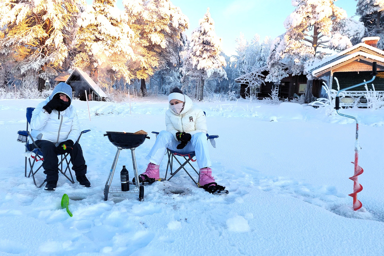 Avventura di pesca sul ghiaccio a Levi con zuppa di salmoneAvventura di pesca sul ghiaccio a Levi con la zuppa di salmone