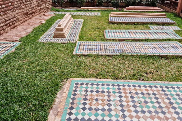 Marrakech arv: Saadiska gravar, Bahia Palace &amp; Medina TourDelad tur från mötesplats (utan inträdesbiljetter)