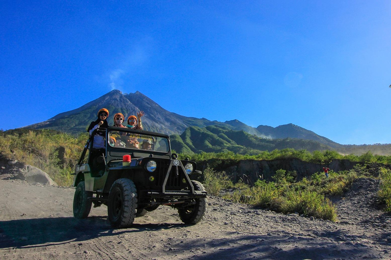 Alba del vulcano Merapi con jeep 4wd e passo sulla lava fredda