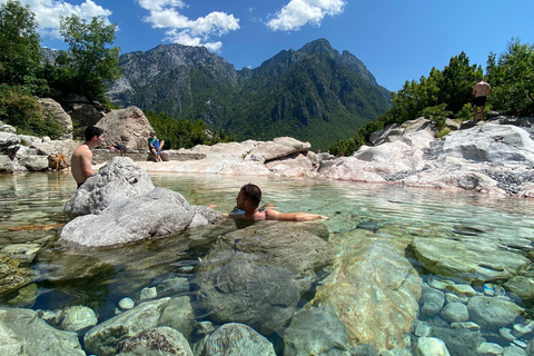 Tirana: Excursión de un día por los Alpes albaneses y el pueblo de Theth con almuerzo