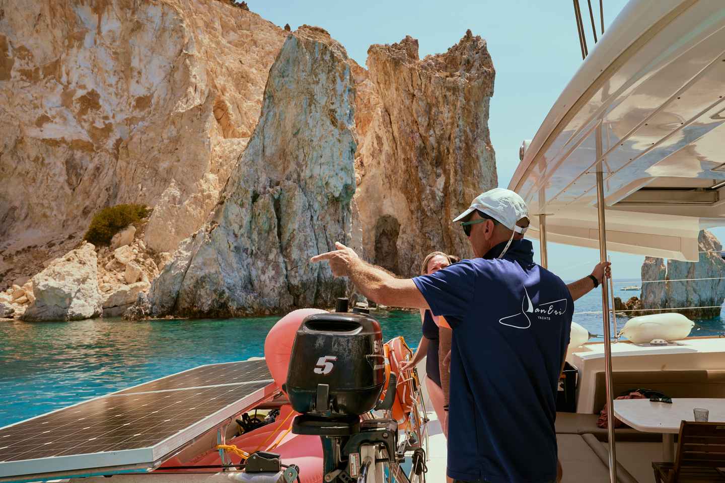Milos: Crucero matutino en catamarán por Kleftiko con almuerzo y bebidas
