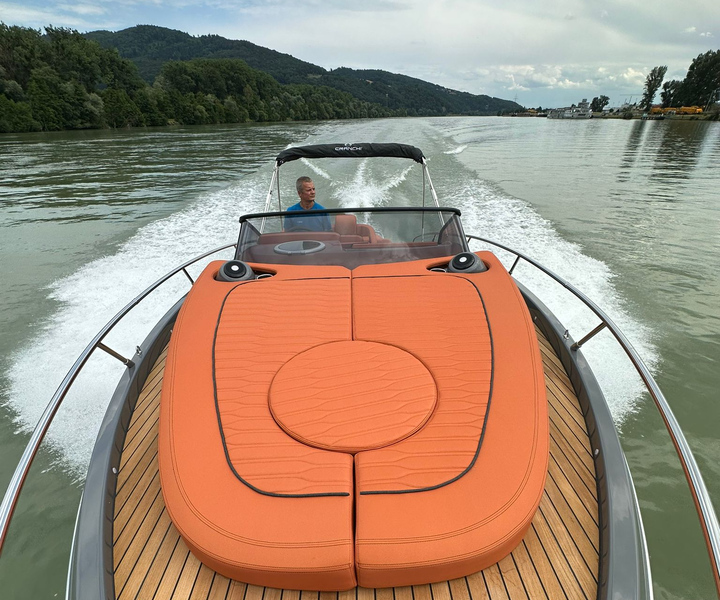 Vienna: Exclusive yacht trip on the danube
