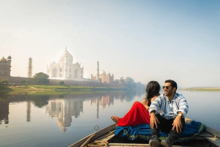 Depuis Delhi : visite du Taj Mahal et d'Agra le même jour avec promenade en bateauExcursion avec voiture climatisée, chauffeur, guide, déjeuner, entrée, promenade en bateau.