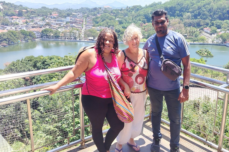 Kandy: Guided City Tour with Boat Ride & Tuk-Tuk Ride