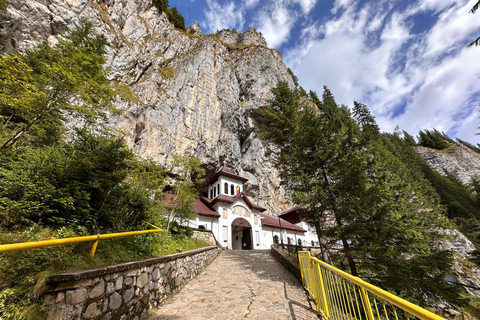 Private Tour from Bucharest: Peles Castle & Ialomita Cave