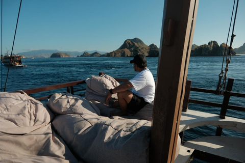 Labuan Bajo: Tour nocturno de 3 días con Komodo y Playa Rosa