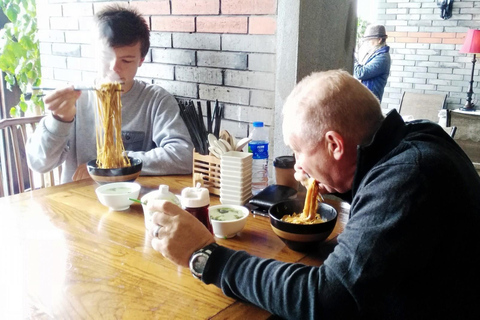 Degustazione privata di cibo di strada e passeggiata nel centro storico di Shanghai