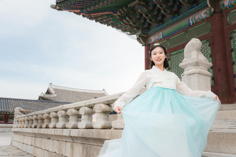 Palazzo Gyeongbokgung della Corea del Sud: Fotografia professionale di HanbokPalazzo Gyeongbokgung della Corea del Sud: Fotografia Hanbok di Professioanl