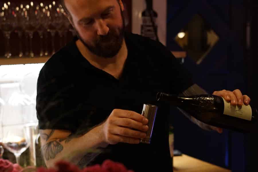 6-stufige ungarische Weinverkostung an einem gemütlichen Gemeinschaftstisch. Foto: GetYourGuide 6-stufige ungarische Weinverkostung an einem gemütlichen Gemeinschaftstisch. Foto: GetYourGuide