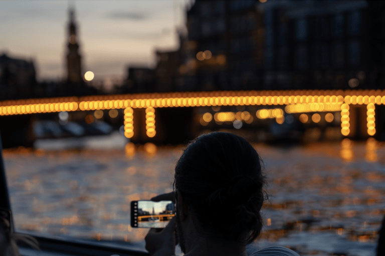 Amsterdam: Officiële Lichtfestival grachtenrondvaart met drankje