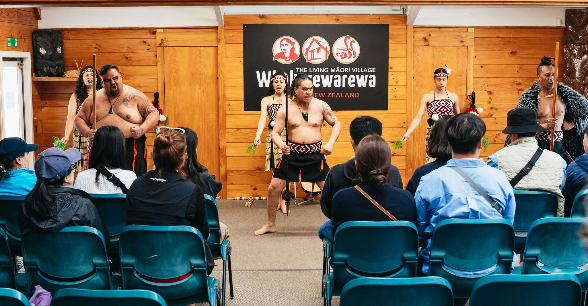 Rotorua, Māori Cultural Performance with Dancing - Hizvo