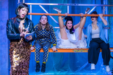 Ticket for the musical comedy "Die Königs schenken nach" at COMÖDIE Dresden