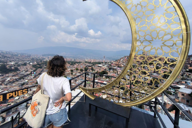 Medellin: Comuna 13 - wycieczka z przewodnikiem z przejażdżką metrocable