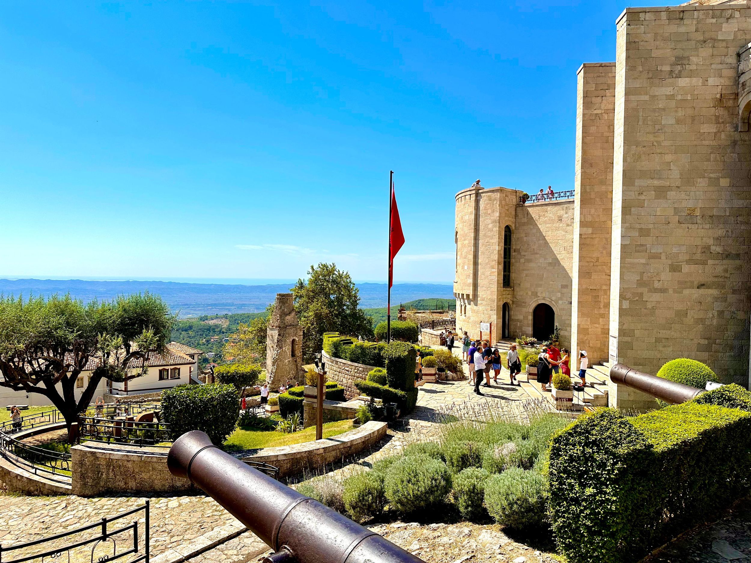 Ab Tirana: Kruja-Burg, historischer Basar & Qeleshe-Workshop