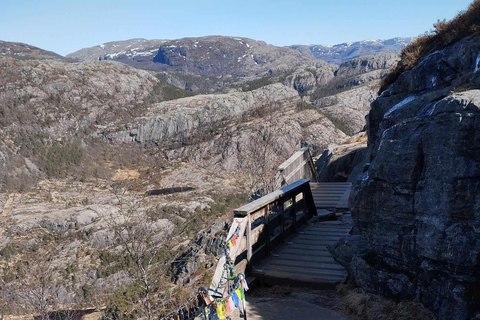 Preikestolen con recogida del hotel o barco con guía