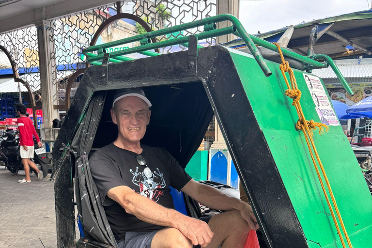 Manila: City Tour with Food Tasting and Guide