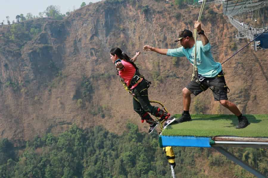 Pokhara: Kusuma-Bungee-Sprung mit Video und T-Shirt. Foto: GetYourGuide Pokhara: Kusuma-Bungee-Sprung mit Video und T-Shirt. Foto: GetYourGuide