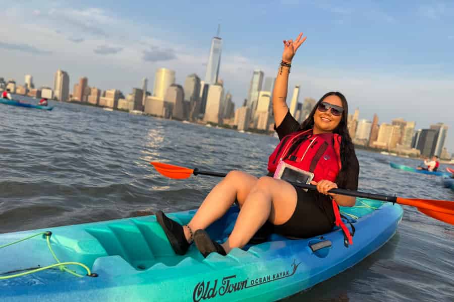 Kajak-Tour bei Sonnenuntergang mit atemberaubendem Blick auf NYC. Foto: GetYourGuide