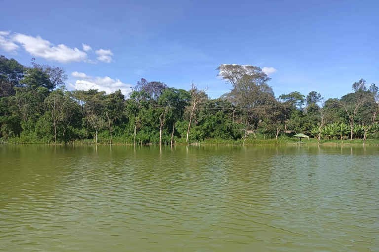 Arusha: Escursione sul lago Duluti e tour del mercato femminile in canoaArusha: Escursione al lago Duluti e mercato delle donne in canoaTour