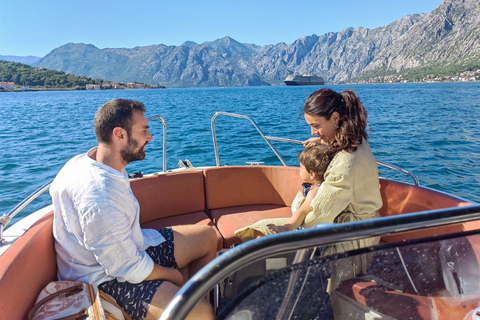 Zatoka Kotorska i Błękitna Jaskinia - prywatna wycieczka łodzią z bezpłatnymi napojamiPrywatna wycieczka łodzią po Zatoce Kotorskiej i Błękitnej Jaskini z bezpłatnymi nap