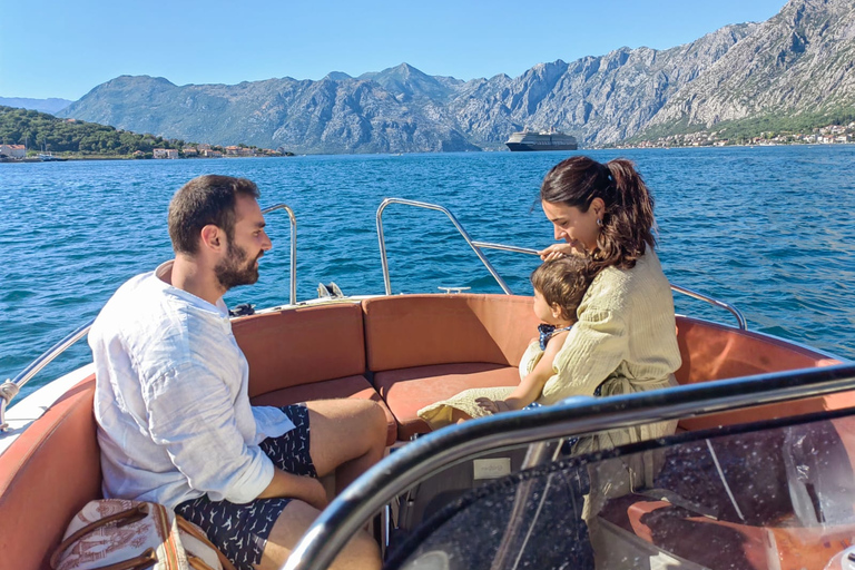 Zatoka Kotorska i Błękitna Jaskinia - prywatna wycieczka łodzią z bezpłatnymi napojamiPrywatna wycieczka łodzią po Zatoce Kotorskiej i Błękitnej Jaskini z bezpłatnymi nap