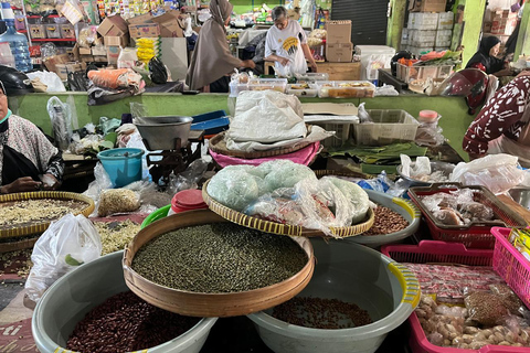 Yogyakarta: Corso di cucina con tour del mercato tradizionaleCon servizio di prelievo e rientro in hotel