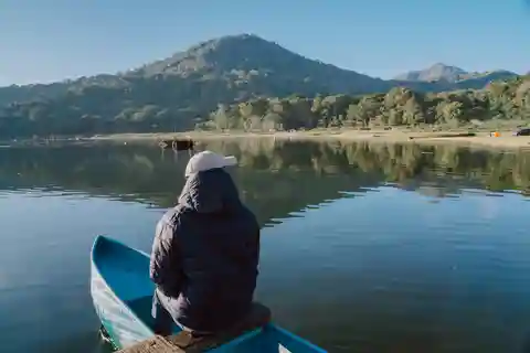 Munduk: Sunrise Canoeing and Exploring Sacred Temples
