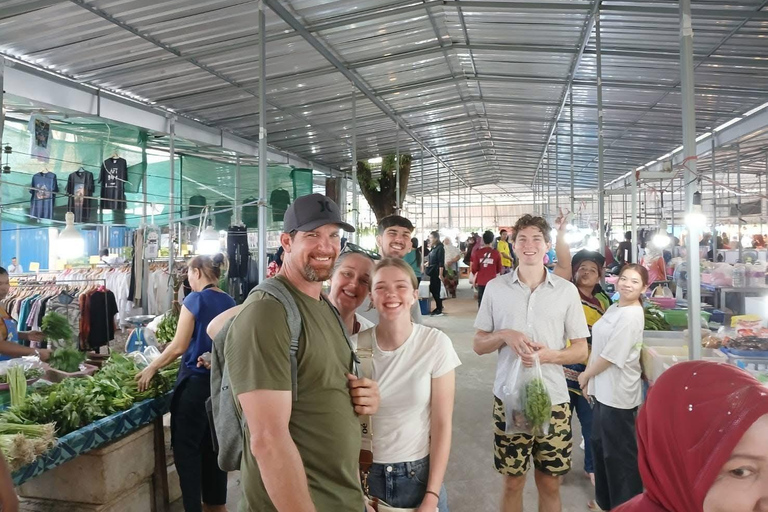 Aonang: Thaise kookles met markt- en moestuintourAonang: Thaise kookles met markt- en keukentuintour