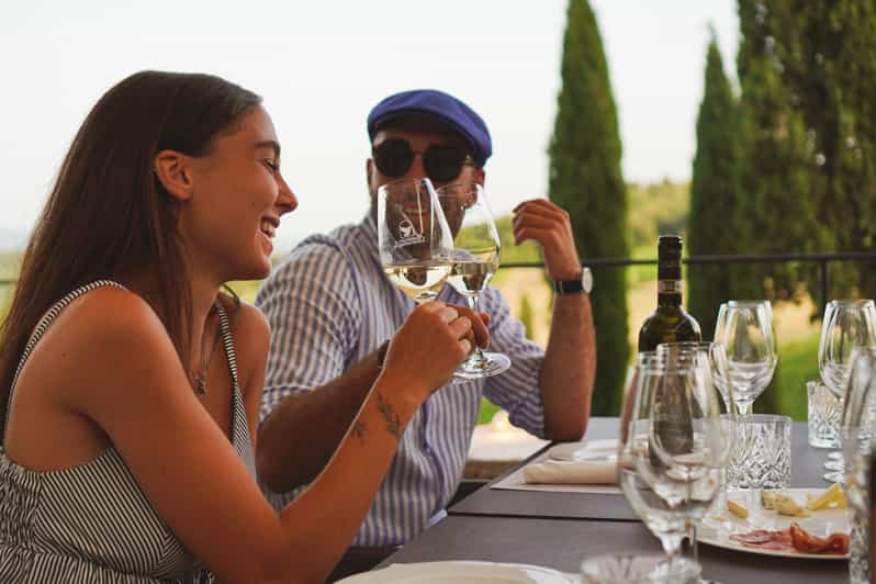 San Gimignano: cata de vino y aceite de oliva en una terraza de viñedo