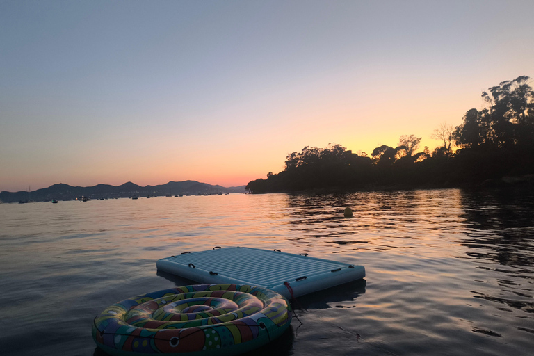 Cannes: cruzeiro privado com champanhe para ver os fogos de artifícioCannes: Cruzeiro privado com fogos de artifício e champanhe