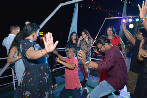 Panaji: Sunset Boat Party mit Bollywood DJ und Tanzshows