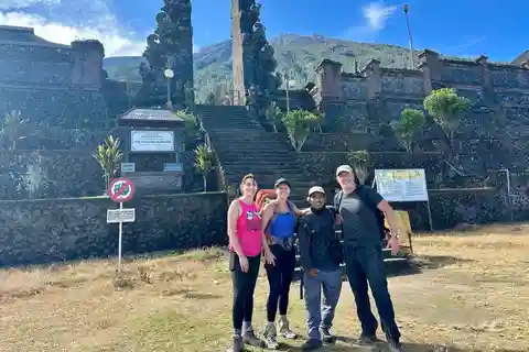 Excursão ao nascer do sol no Monte Agung - Aventura no pico mais alto 3142m