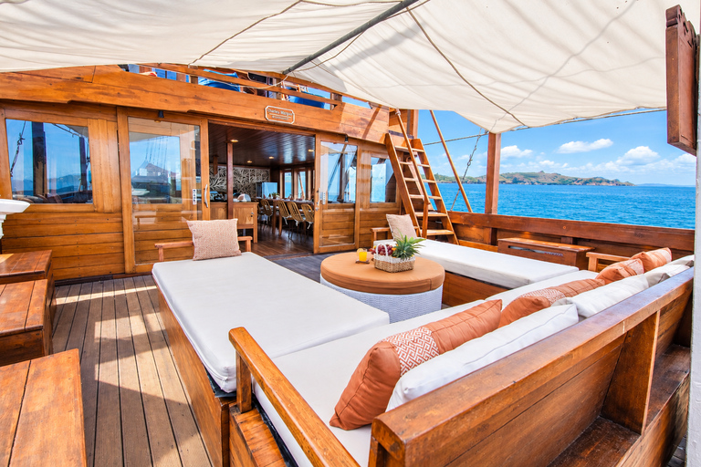 3D Komodo Sailing & Land Tour 12 Stops Single Bed & Hotel 3-Day Shared Cabin, Single Bed No Land Tour No Park Fee