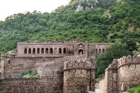 Jaipur: Chand Baori & Bhangarh Fort PrivétourChand Baori & Bhangarh Fort rondleiding met gids & entree