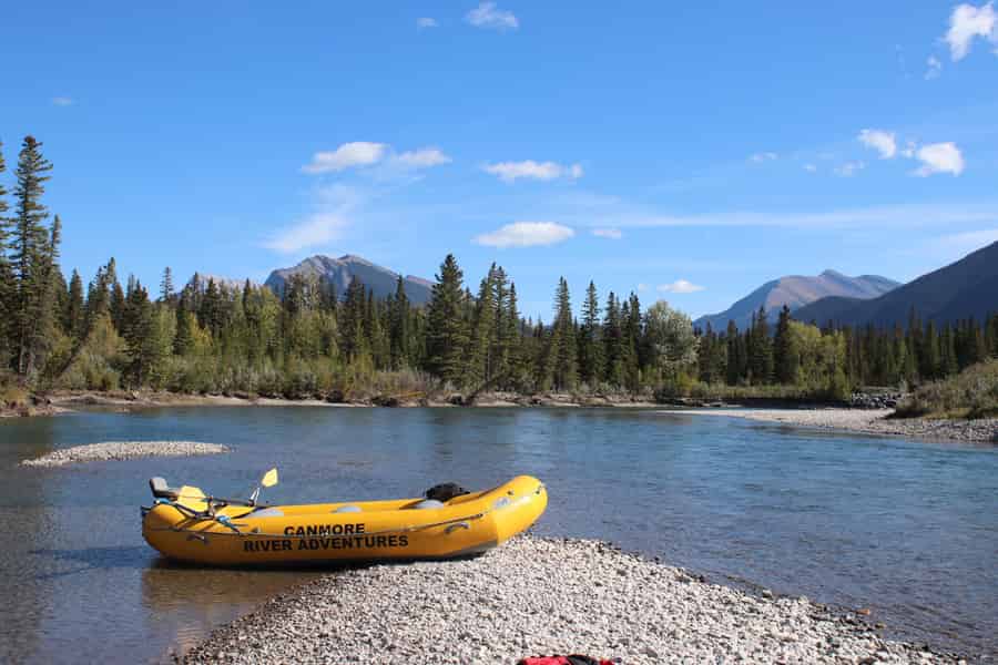 Ab Canmore: Rocky Mountains – 1,5-stündige malerische Rafting-Tour auf dem Bow River. Foto: GetYourGuide