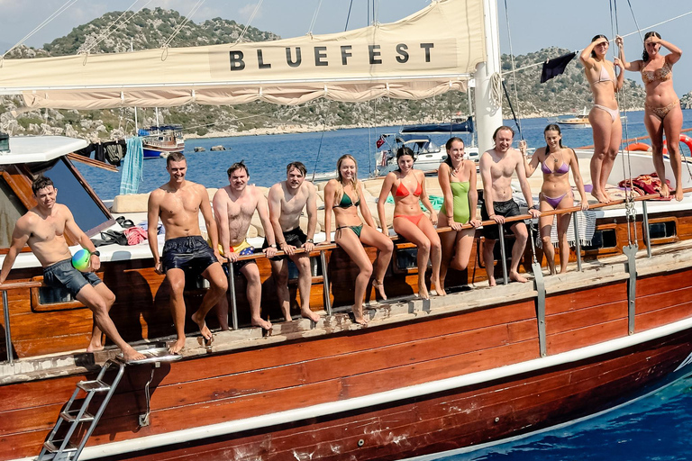 Żegluj po Turcji: 18-39 rejs z Fethiye do Olympos Blue CruiseŻegluj po Turcji: Rejs z Fethiye do Olympos dla młodych dorosłych w wieku 18-39 lat