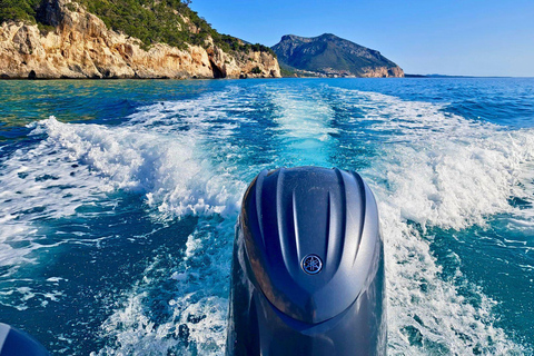 Au départ de Cala Gonone : excursion en dinghy dans le golfe d&#039;OroseiAu départ de Cala Gonone : excursion en canot pneumatique dans le golfe d&#039;Orosei