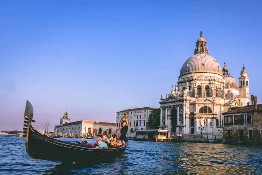 Venedig: Gondelfahrt unter dem Seufzerbrücke mit Audioguide-App. Foto: GetYourGuide Venedig: Gondelfahrt unter dem Seufzerbrücke mit Audioguide-App. Foto: GetYourGuide