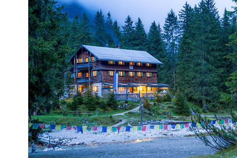 Munich: 3-days Zugspitze hike with hotel pickup